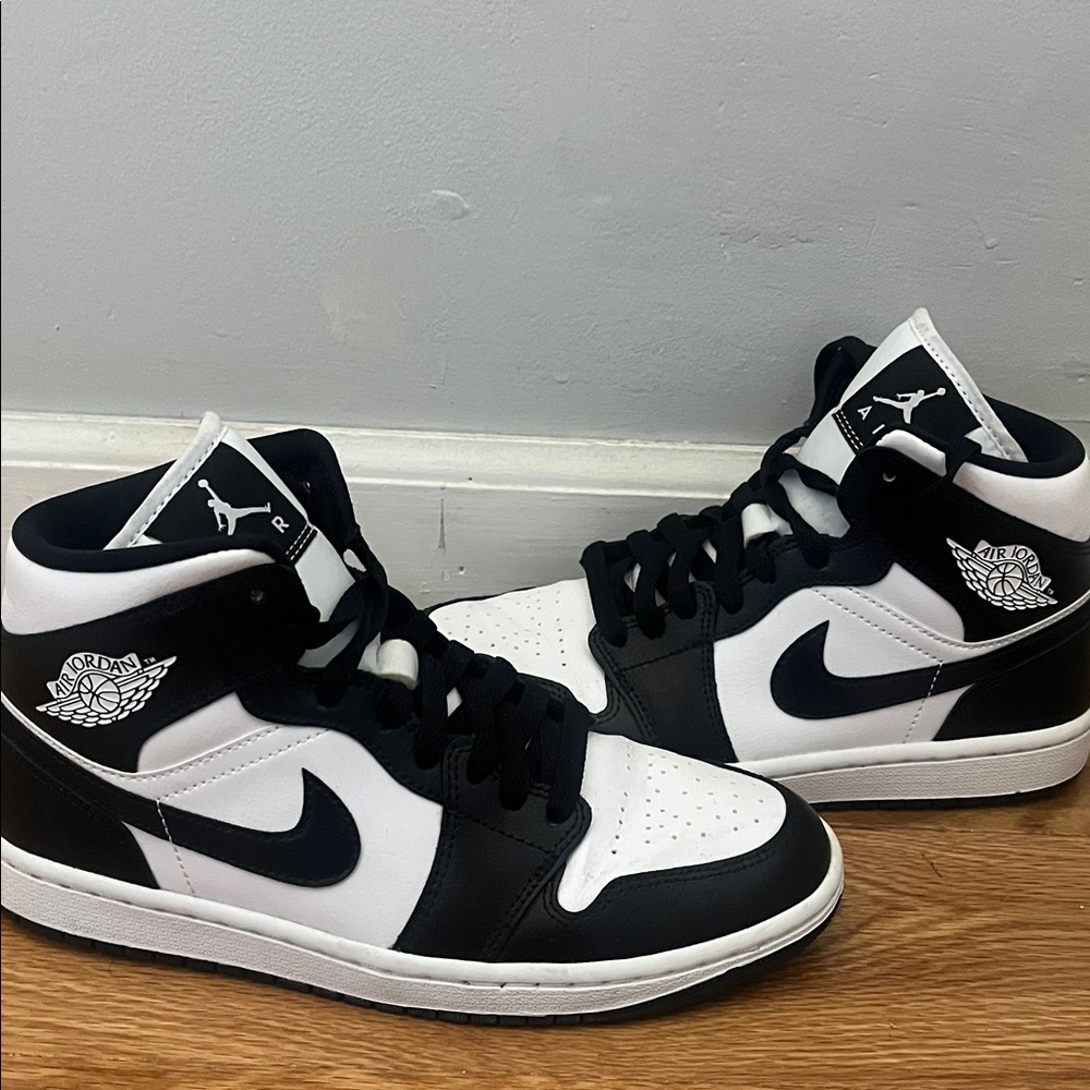 Air Jordan 1 Mid Women Size 7 Panda
